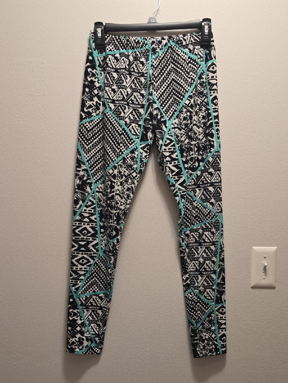 No Boundaries Black & Teal Geometric Print Leggings